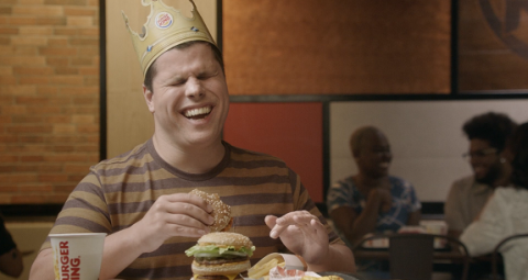 Burger King 480x255 - Burger King cria comercial com audiodescrição aberta na TV