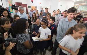 SPTV mostra Bibliotecas Municipais de SP que recebem OrCam para uso gratuito Bibliotecas Municipais recebem oculos que transformam textos em audio 300x188 - SPTV mostra Bibliotecas Municipais de SP que recebem OrCam para uso gratuito