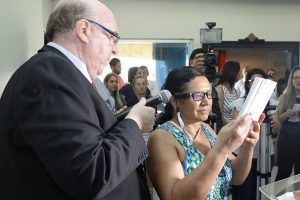 O Diário de Uberlândia publicou uma reportagem sobre a chegada do OrCam MyEye em bibliotecas da cidade, a primeira do interior brasileiro a receber os dispositivos. Eles também conversaram com Doron Sadka, da Mais Autonomia, que esteve em Uberlândia para a apresentação do aparelho. Diário de Uberlândia 300x200 - O Diário de Uberlândia publicou uma reportagem sobre a chegada do OrCam MyEye em bibliotecas da cidade, a primeira do interior brasileiro a receber os dispositivos. Eles também conversaram com Doron Sadka, da Mais Autonomia, que esteve em Uberlândia para a apresentação do aparelho.