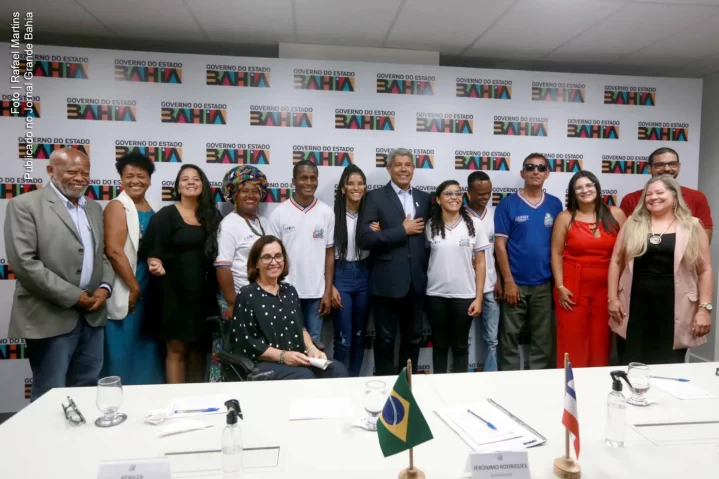 estudantes da rede estadual da Bahia com deficiência visual são recebidos pelo governador