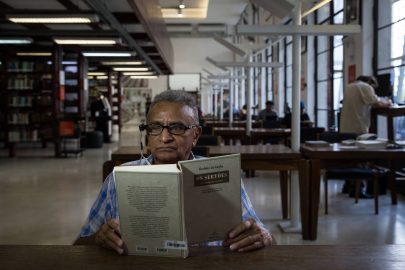 #PraTodosVerem: na imagem podemos ver o aposentado Pedro de Sousa Lima lendo o livro "Os Sertões" com auxilio do dispositivo OrCam MyEye