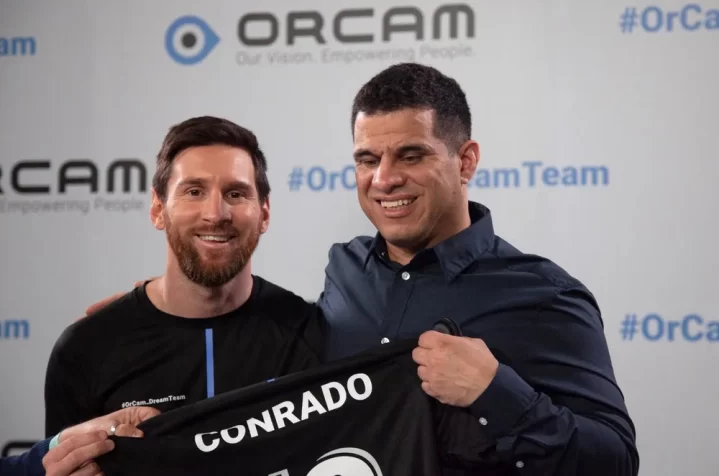 #PraTodosVerem: na imagem podemos ver Mizael Conrado ao lado de Lionel Messi, segurando uma camiseta com o nome Conrado