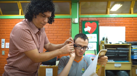 Mais Autonomia entrega dispositivos de tecnologia vestível a crianças em Porto Alegre, Brasil.