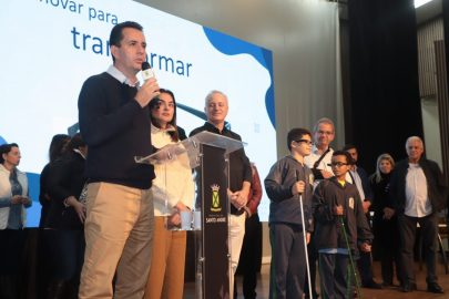 Santo André e seu Prefeito Paulo Serra emocionam alunos com entrega de dispositivo OrCam MyEye