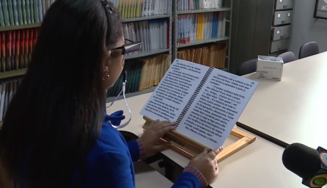Biblioteca pública disponibiliza óculos para pessoas com deficiência visual