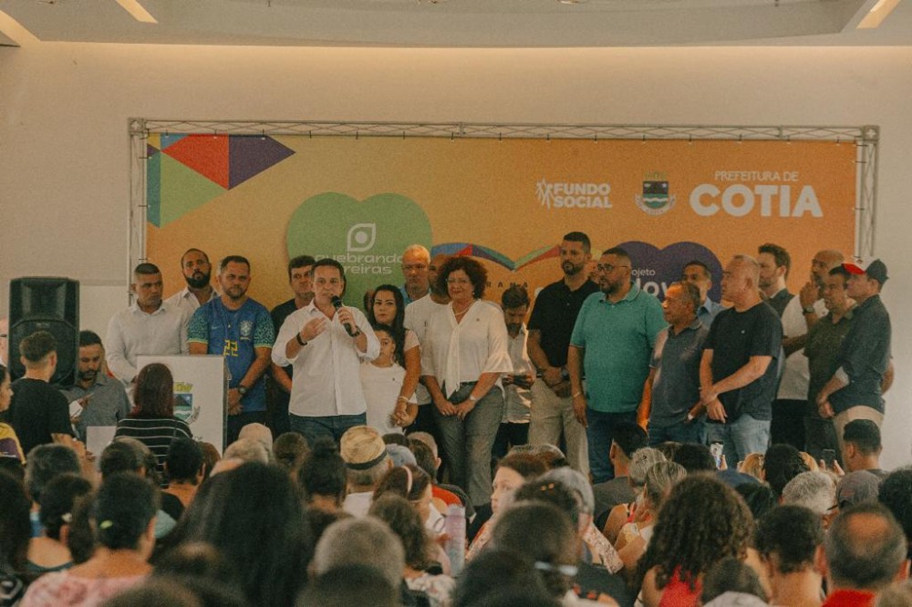 O prefeito Rogério Franco, palestrando no evento "cotia que ajuda"