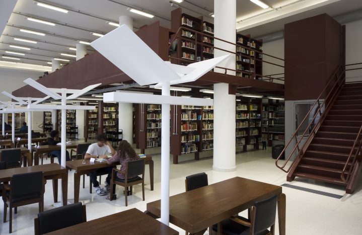 Gabrielle Silva Carvalho, supervisora de atendimento na Biblioteca Mário de Andrade, em São Paulo, recentemente compartilhou a importância da tecnologia assistiva OrCam MyEye.