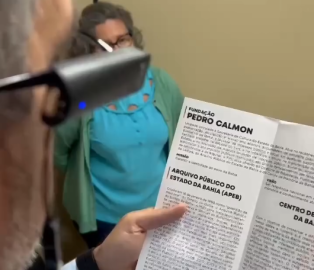 O Governo da Bahia, por meio da Secretaria de Cultura e da Fundação Pedro Calmon, investiu na aquisição de mais 10 óculos de inteligência artificial OrCam MyEye 2.0 para bibliotecas estaduais.