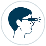 Homem usando óculos com Orcam MyEye