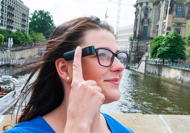 Mulher usando o Orcam MyEye